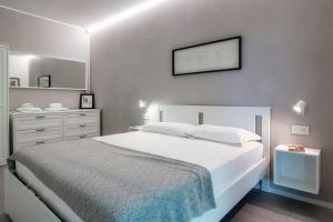 A bed or beds in a room at My Venini - by MyHomeInComo