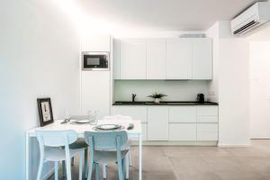 A kitchen or kitchenette at My Venini - by MyHomeInComo