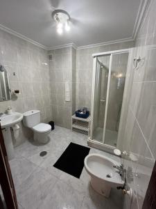 y baño con ducha, aseo y lavamanos. en XOAN DE REQUEIXO, en Chantada