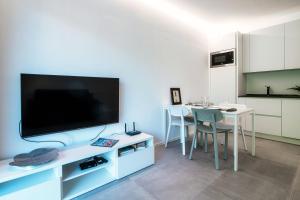A television and/or entertainment centre at My Venini - by MyHomeInComo