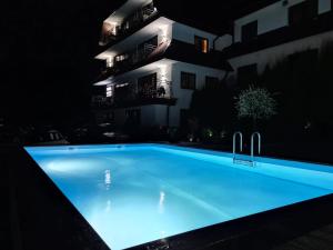 a swimming pool in front of a building at night at U Hanki in Małe Ciche
