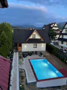 an overhead view of a house with a swimming pool at U Hanki in Małe Ciche