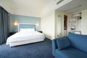 Letto o letti in una camera di Warwick Hotel Cheung Chau