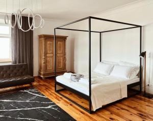 Postel nebo postele na pokoji v ubytování APARTAMENT GRODZKA1, 100 m2 przy przemyskim rynku z widokiem na rynek i panoramę miasta