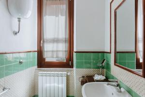 A bathroom at Vallicciola Nature Hotel Még 37 kép