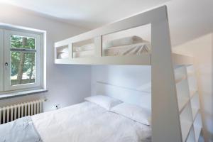 A bed or beds in a room at HelloChalet - Maison Rue de la Neige - Family Ski Holiday walking distance skirun and gondola
