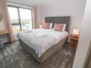 Llit o llits en una habitació de Porth Cove