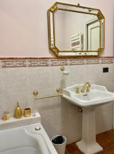 La salle de bains est pourvue d'un lavabo et d'un miroir. dans l'établissement Rooftop Garden, à Bologne