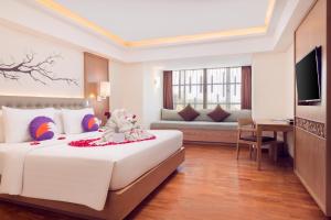 Letto o letti in una camera di FOX Hotel Jimbaran Beach Bali