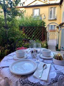 un tavolo con una tovaglia blu e bianca di Rooftop Garden a Bologna