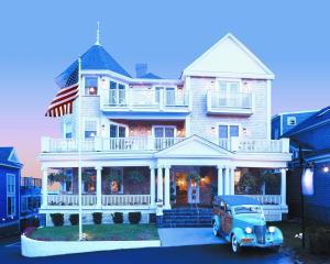 un coche viejo aparcado frente a una casa en Anchor Inn Beach House, en Provincetown