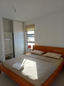 una camera da letto con un letto grande con due asciugamani sopra di Vaea's Place a Papeete