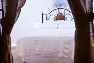 Postel nebo postele na pokoji v ubytování Las Cuevas de Monachil