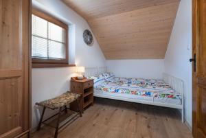 - une chambre avec un lit et un plafond en bois dans l'établissement Chalupa Anička - Terchová, à Terchová