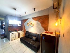 Η κουζίνα ή μικρή κουζίνα στο Cibubur Village Apartment by Sang Living