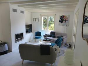 a living room with a couch and two chairs at CAPBRETON Villa MALBEC Villa rénovée sur jardin pour 10 personnes Wifi gratuit in Capbreton