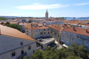 z góry widok na miasto z budynkami w obiekcie Consul Apartment - Zadar city center w mieście Zadar