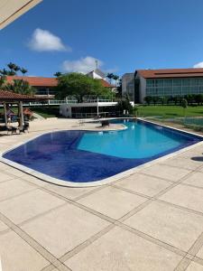 duży niebieski basen na patio w obiekcie Flat 808 Villa Hípica w mieście Gravatá