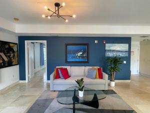 - un salon avec un canapé blanc et des oreillers colorés dans l'établissement Beachfront Apt in Carlyle Hotel on Ocean Drive, à Miami Beach