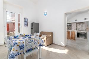 eine Küche und ein Wohnzimmer mit einem Tisch und Stühlen in der Unterkunft Angolo del Sole in Villanova di Ostuni