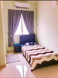 - une chambre avec un lit en face d'une fenêtre dans l'établissement Homestay Tok Wan Puchong Utama, à Puchong