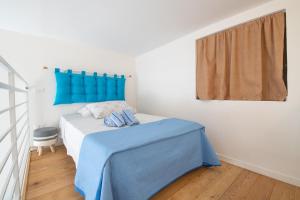 A bed or beds in a room at Angolo del Sole