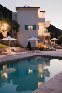een villa met zwembad voor een huis bij Locanda Villas in Lefkada