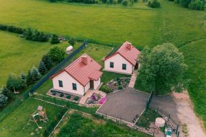 - une vue aérienne sur une maison avec une cour dans l'établissement Między ciszą a ciszą - domki całoroczne, à Polanica-Zdrój