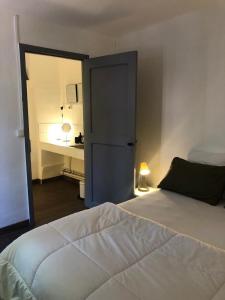 Łóżko lub łóżka w pokoju w obiekcie Maison au coeur d'un vignoble