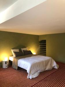 sypialnia z dużym łóżkiem i dwiema lampami w obiekcie Maison au coeur d'un vignoble w mieście Cases-de-Pène +18 zdjęć