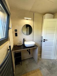 La salle de bains est pourvue d'un lavabo et d'un miroir. dans l'établissement Moderné ubytovanie so saunou na liptovskom vidieku, à Liptovské Matiašovce