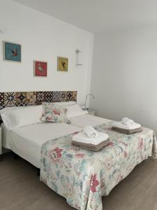 Duas camas com toalhas por cima num quarto em Vivienda Vacacional Casa Federico em Corralejo
