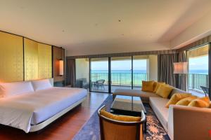 Postel nebo postele na pokoji v ubytování Ryukyu Hotel & Resort Nashiro Beach