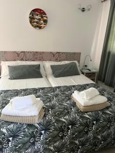 a bedroom with two beds with towels on them at Vivienda Vacacional Casa Federico in Corralejo