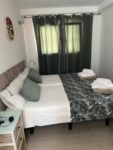 コラレホにあるVivienda Vacacional Casa Federicoのベッドルーム1室(黒いカーテン付きの大型ベッド1台付)