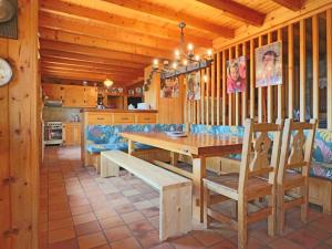 Um restaurante ou outro lugar para comer em Chalet Montvalezan-La Rosière, 9 pièces, 18 personnes - FR-1-398-582
