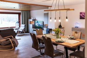 een eetkamer en een woonkamer met een tafel en stoelen bij Ferienwohnung Alwine in Goslar