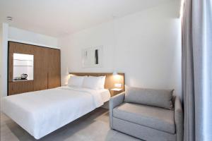 Radisson Resort Plaza Skiathos客房内的一张或多张床位