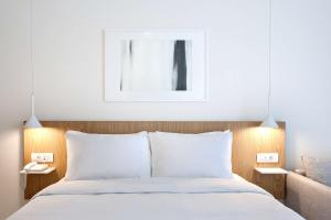 Radisson Resort Plaza Skiathos客房内的一张或多张床位