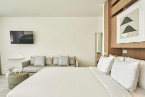 Radisson Resort Plaza Skiathos客房内的一张或多张床位