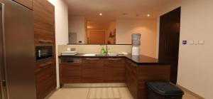 مطبخ أو مطبخ صغير في ONE 2BHK Elegant Apartment in Muscat Bay 03