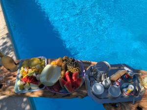 un vassoio di frutta su un tavolo accanto alla piscina di Villa Assuntina a Cellino San Marco