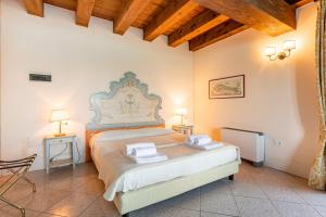 Posteľ alebo postele v izbe v ubytovaní Molino Stucky Residence Burchio Suite