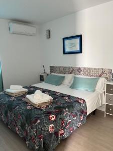 コラレホにあるVivienda Vacacional Casa Federicoのベッドルーム1室(花の毛布付きの大型ベッド1台付)