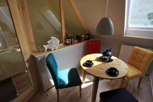 a small table and chairs in a room at Ferienwohnung an Schleusenanlage NOK in Brunsbüttel +5 photos
