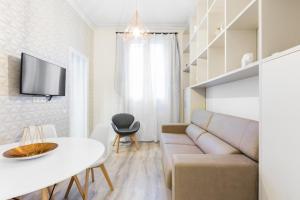 ein Wohnzimmer mit einem Sofa und einem Tisch in der Unterkunft Canela Homes BARCELONA MARINA in Barcelona