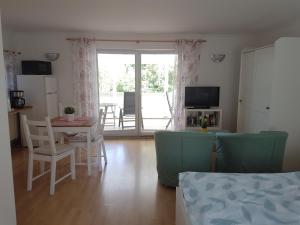 ein Wohnzimmer mit einem Sofa und einem Tisch in der Unterkunft Bungalow in Stralsund