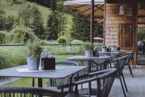 Ein Restaurant oder anderes Speiselokal in der Unterkunft Ski & Bike Hotel Wiesenegg 