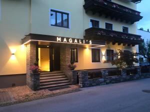 un edificio con un cartello che dice "macarius" di Magali's, Bed & Breakfast - former Pension Andrea a Zell am See