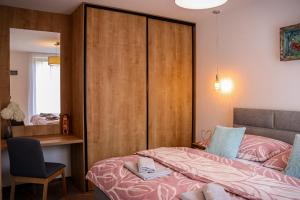 a bedroom with a bed and a desk and a chair at Apartman NISA - Ovruč in Štrbské Pleso